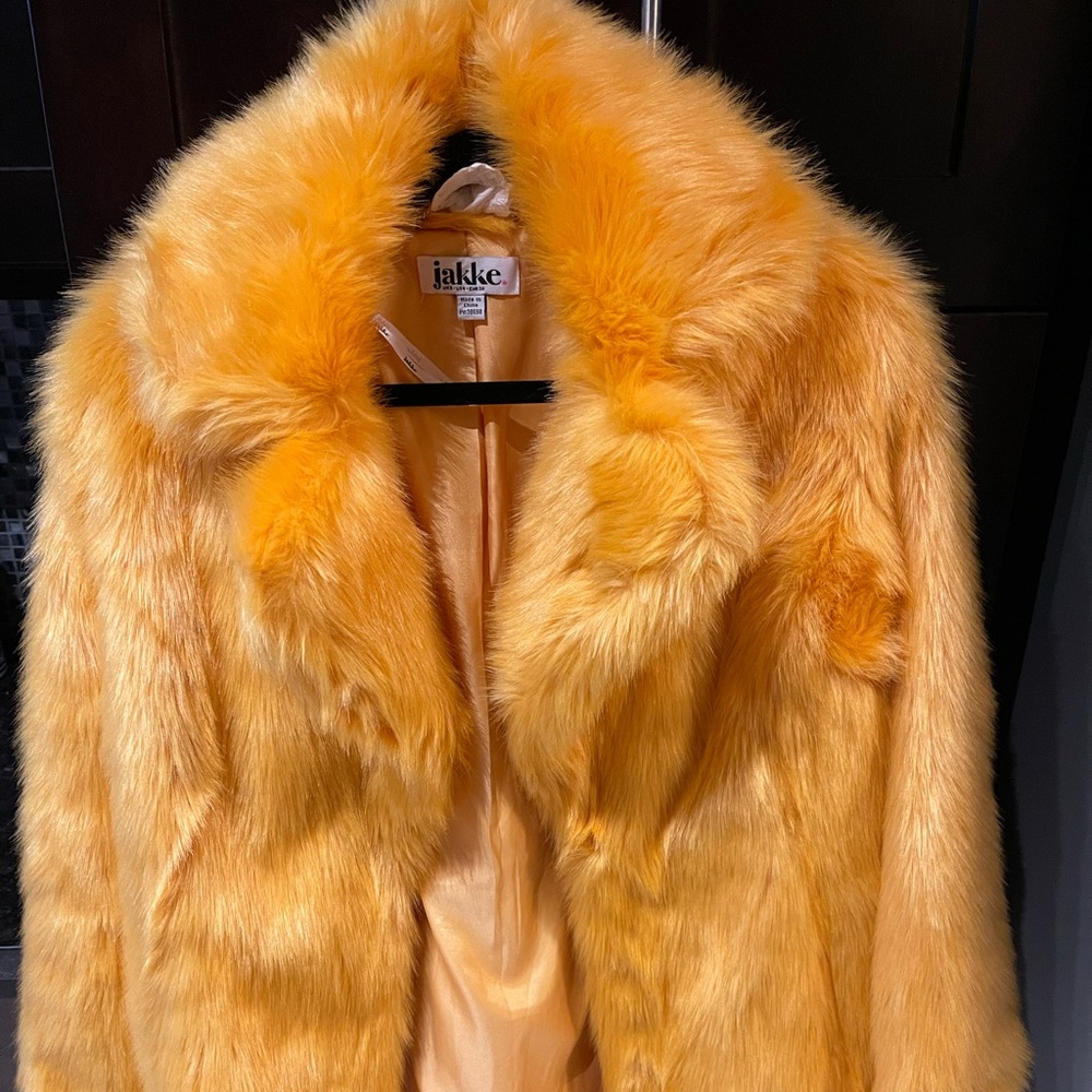 Goldfish / yellow fur jacket